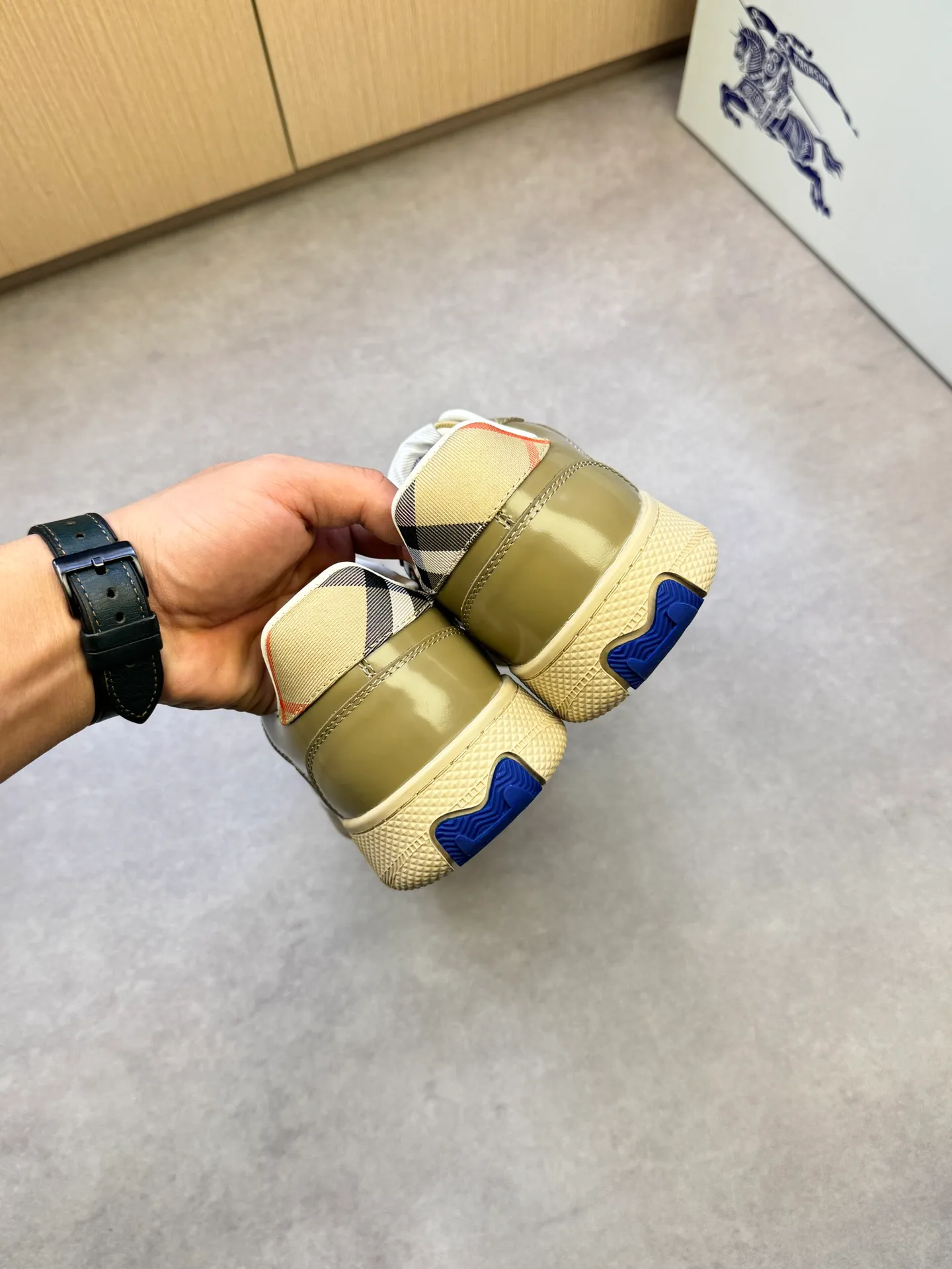 P400 [BURBERRY] Burberry casual sports sneakers - Upper: imported 🔝 open edge beaded calfskin, brand totem cloth, tongue brand cloth label - Inner: water-dyed cowhide - Outsole: ultra-light TPR rubber; two-color molded outsole - Super high quality control·Fine workmanship: highlighted (high-end, extravagance, grade) -Size: 38-44 (Male 45, can be customized)·BBR0372